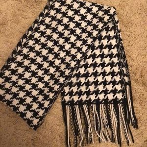 Banana Republic houndstooth extra long scarf